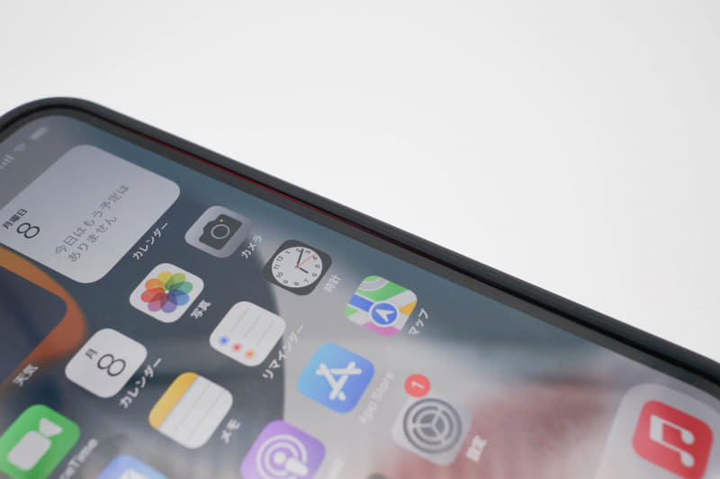 正面から見るとiPhone側のボディカラー（写真ではレッド）は目立たない