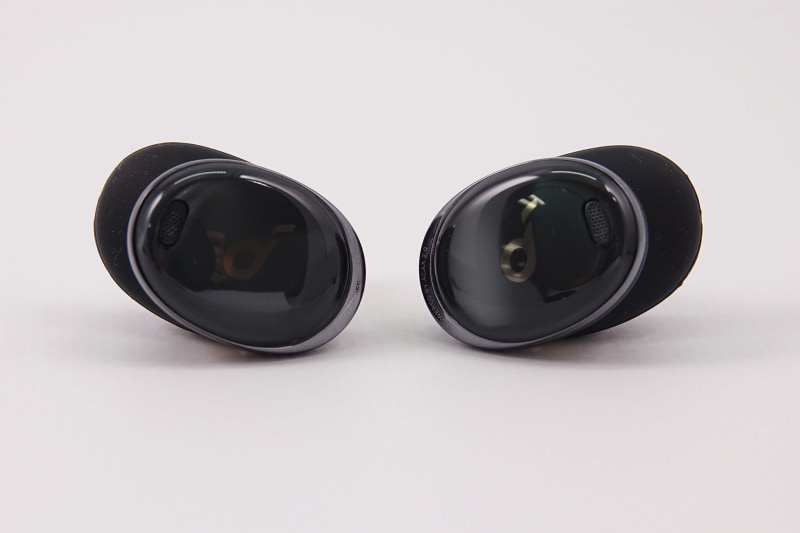 イヤホン本体。イヤーチップで隠れてしまう部分にも高級感を感じられるデザインが取り入れられています