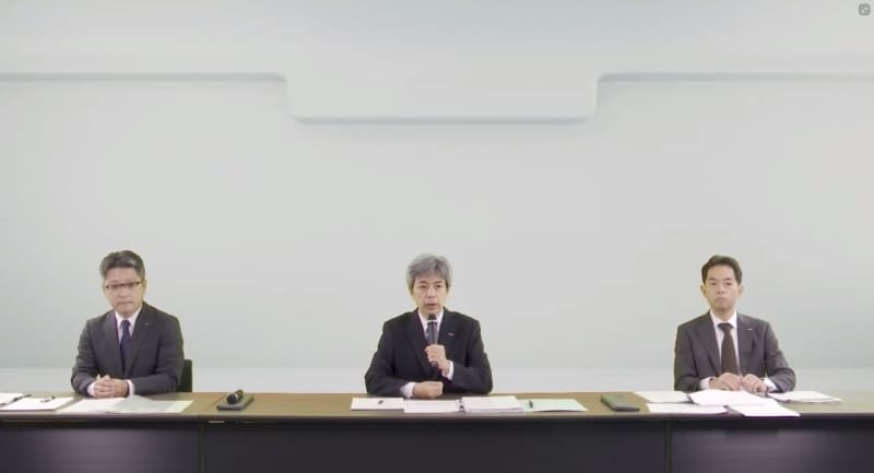 左からネットワーク開発部長の音洋行氏、ネットワーク本部長の小林宏氏、サービス運営部長の引馬章裕氏