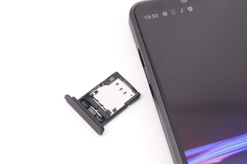 SIMスロットはnanoSIM×2、表裏で1枚ずつ搭載できる。micro SDカードスロットは、SIM2スロットと共用