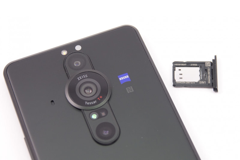 SIMスロットはnanoSIM×2、表裏で1枚ずつ搭載できる。micro SDカードスロットは、SIM2スロットと共用