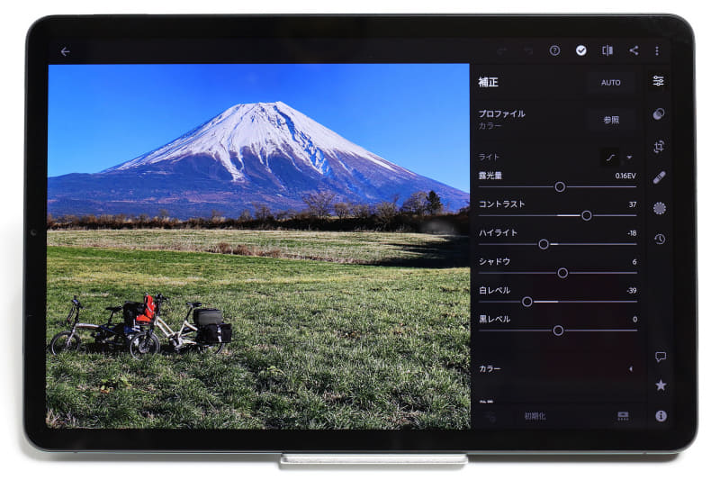 Adobe Lightroomを使って写真の色補正をしている様子。操作に対して補正結果が即時反映される。レスポンスが高いので作業中にフラストレーションがたまるようなことはなかった