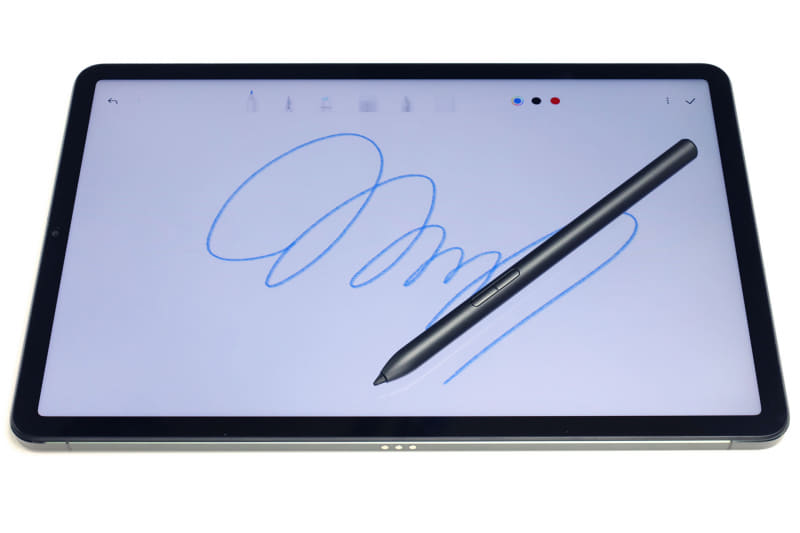鉛筆やボールペンと同様の感覚で、画面上へスムーズに描いたり書いたりできるXiaomi Smart Pen。4万円ちょいで買えるXiaomi Pad 5に、1万円少々のXiaomi Smart Penを追加すれば、筆圧も利用できるお絵描き端末になってしまう！
