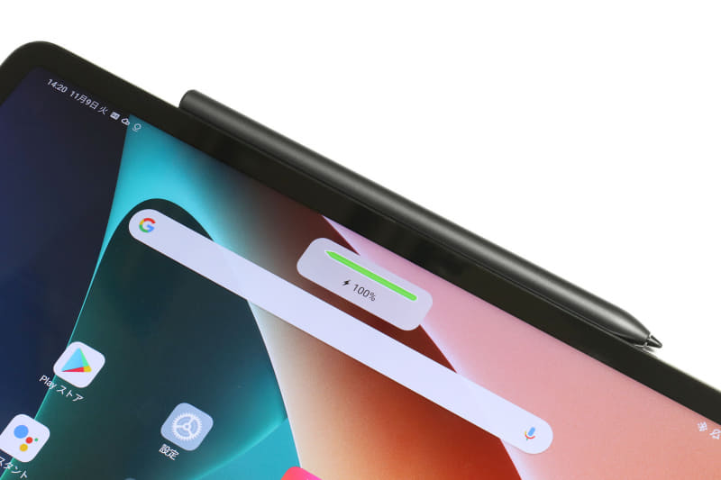 Xiaomi Smart PenはXiaomi Pad 5の横（長辺側・音量ボタン付近）にマグネットで吸着する。この状態で充電される。吸着時した直後にペンのバッテリー残量も表示される