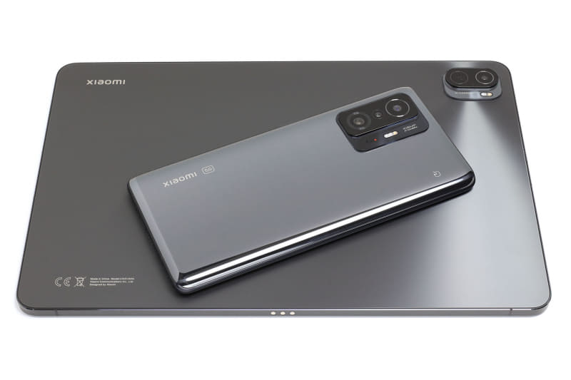 Xiaomi Pad 5の上にあるのはXiaomi 11T Pro。プロセッサにSnapdragon 888を搭載したフラッグシップスマートフォンで、画面サイズは6.67インチ。1億800万画素＋800万画素＋500万画素のトリプルカメラを搭載するなど、さまざまな機能がハイエンドだ