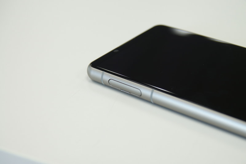 本体左上にSIMとmicroSDスロット