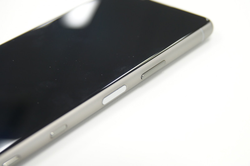 音量ボタンと電源キー（指紋センサー）