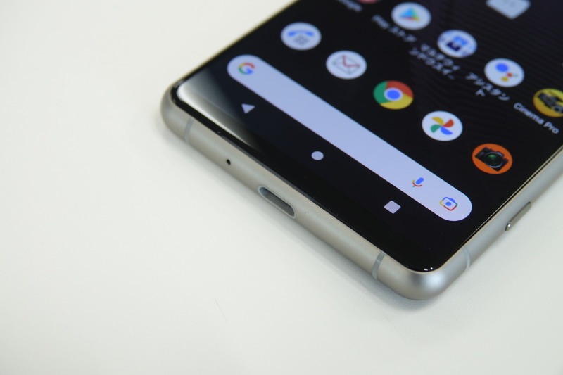 本体上下にスピーカー。きちんと正面を向いている