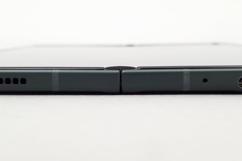 ディスプレイのヒンジ部分。初めてのフォルダブルに、つい「2年間の使用に耐えられるだろうか」と考えてしまった