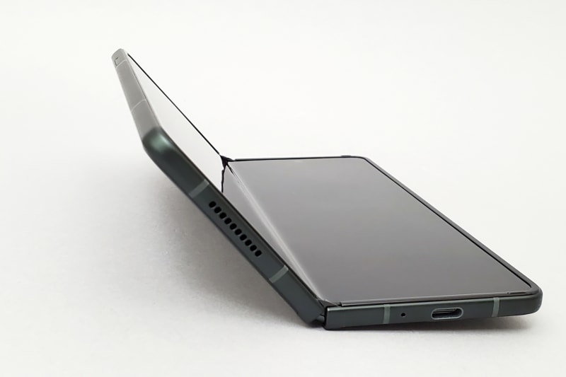 このように仰角状態になるほど開いても倒れない