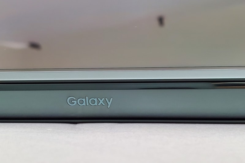 フレックスモードでテーブルの上に置いておくと目立つロゴがかっこいい。カバーを付けたら隠れてしまうけど