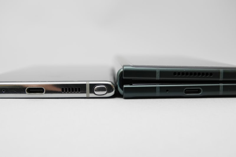 折りたたむとヒンジ部の厚みが目立つ。ただ、愛用のノートパソコンが、やはりヒンジの厚みが目立つSurface Bookなので、個人的にはそれほど気にならない。落とすか落とさないかは別として