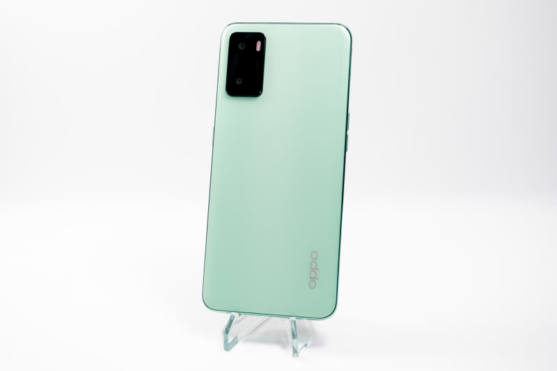 バッテリー容量は4000mAhと大容量ながら本体重量は約178g