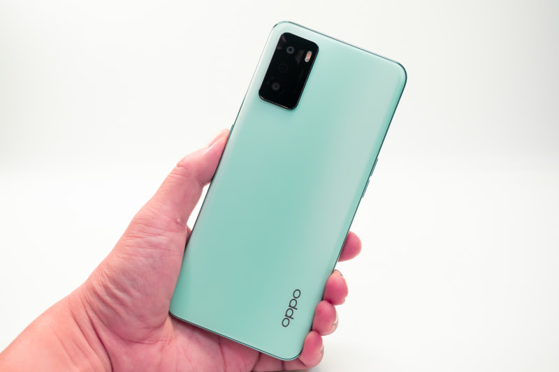 背面は指紋がつきにくいデザイン