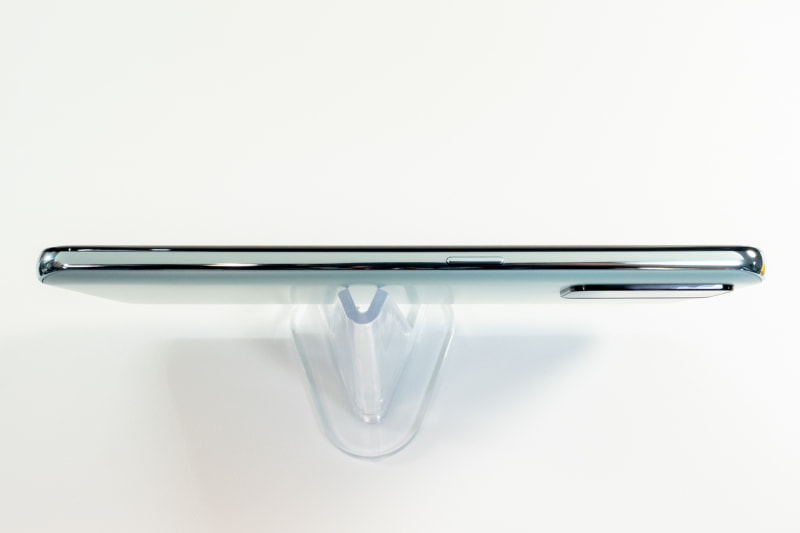 本体右側面には電源ボタン