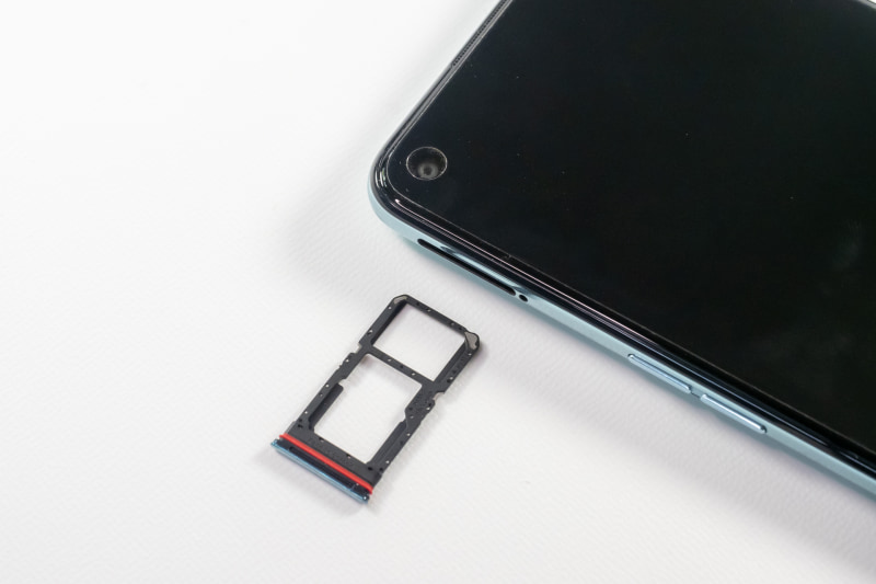 SIMスロットはトレー式で片方はnanoSIMとmicroSDの排他使用