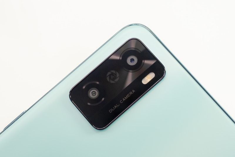 背面カメラは広角と深度の組み合わせ