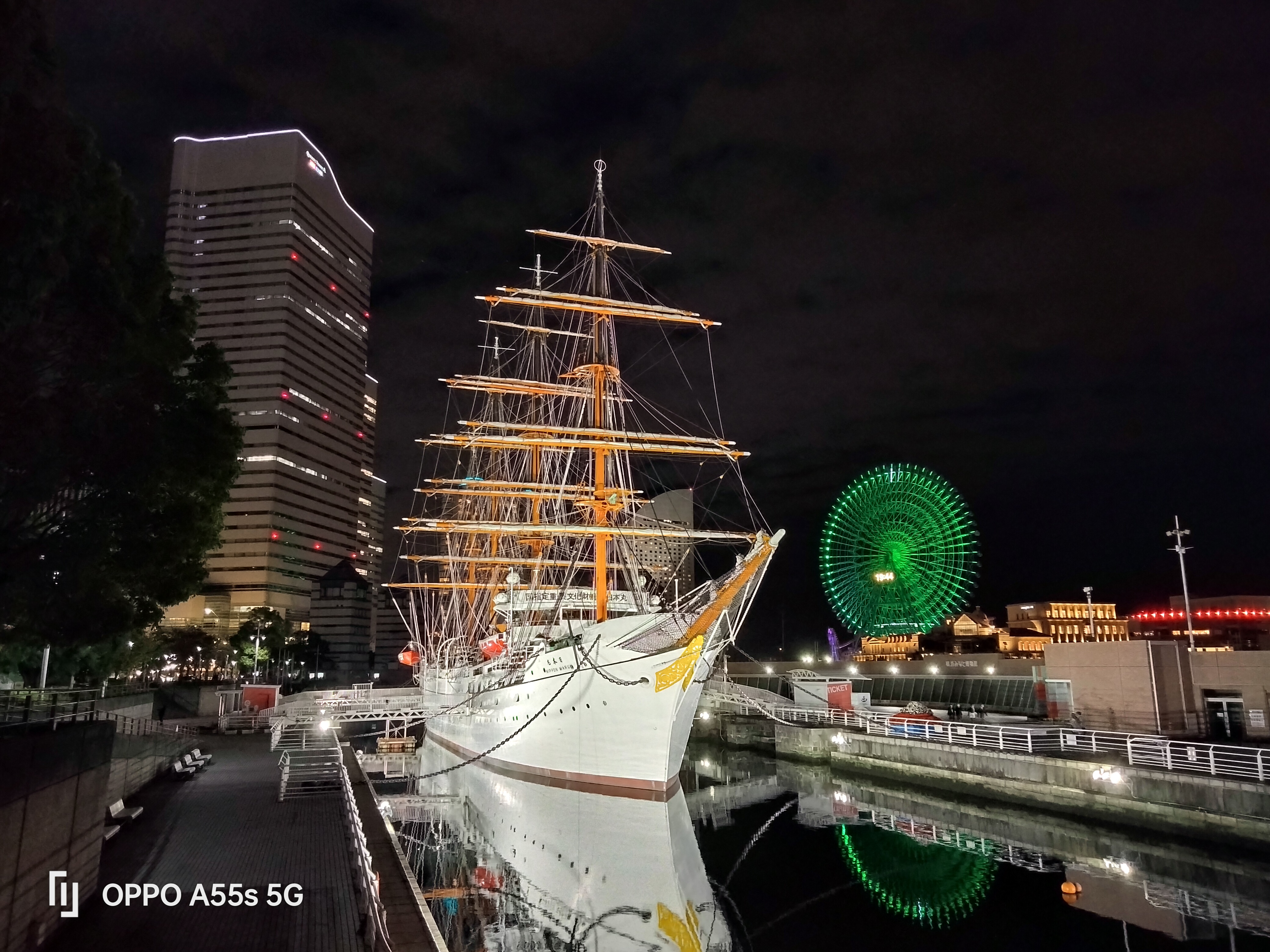 夜景モードを使い三脚固定で撮影