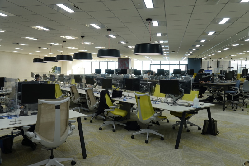 施設内のオフィス。フリーアドレスで奥にはスタンディングデスクも設置