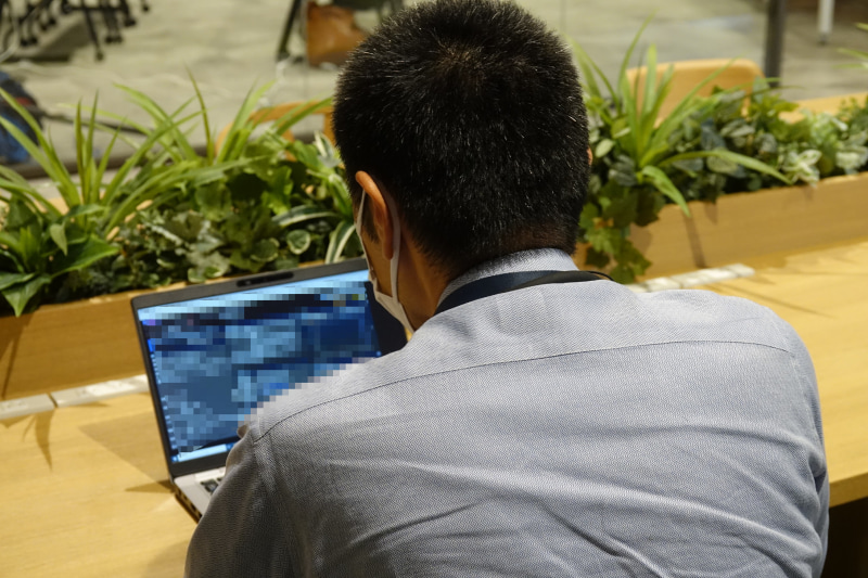 将来的には自宅などからノートパソコンでネットワーク監視業務も視野（写真はイメージ）