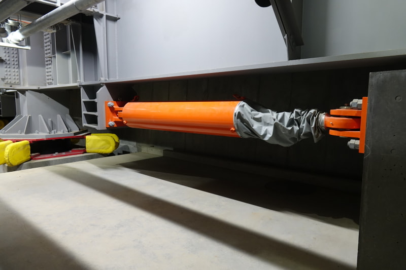 地震の揺れの収束を早めるオイルダンパー（オレンジの筒状のもの）