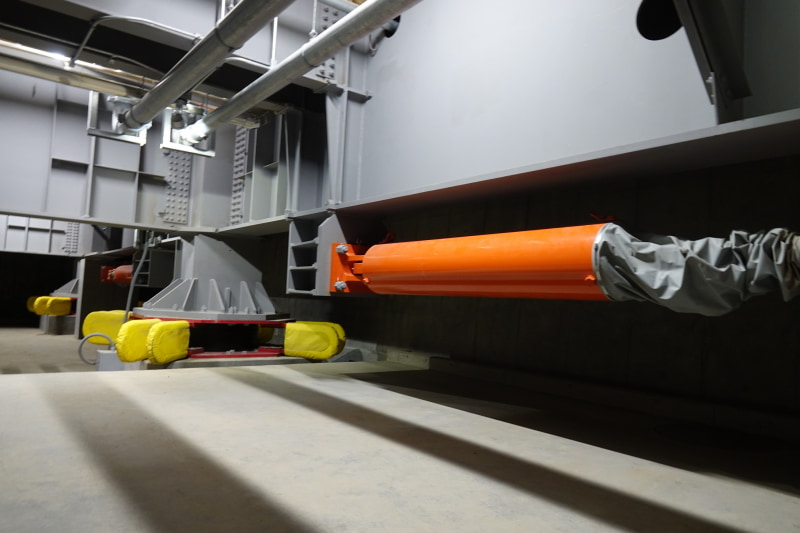 地震の揺れの収束を早めるオイルダンパー（オレンジの筒状のもの）