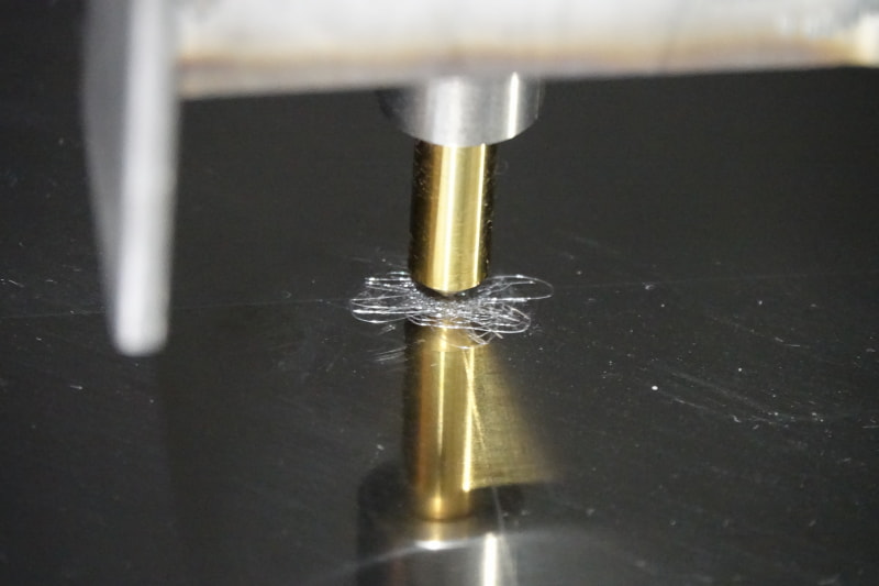 線状の傷が地震の揺れの記録