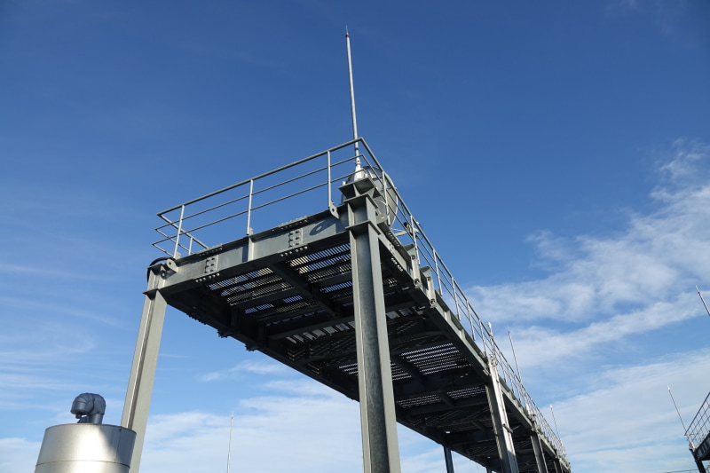 施設の屋上。ヘリポートを備える