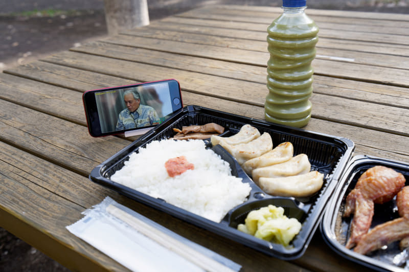 動画を観ながらお昼ご飯。ゆったりとした時間が流れる