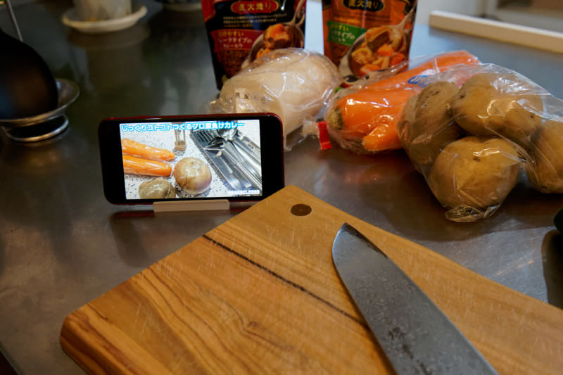 ネットの料理動画で今夜のメニューを考える