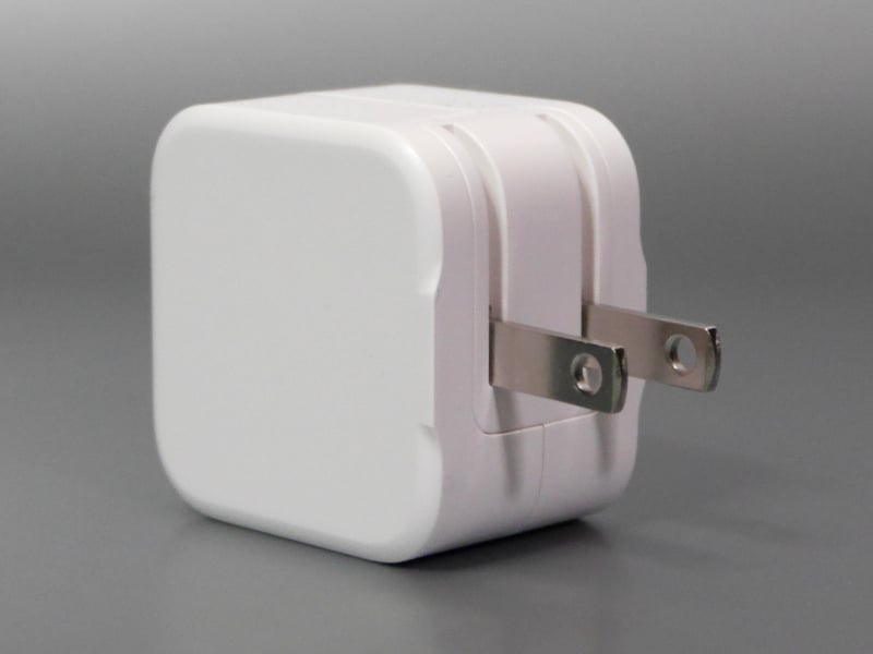 背面のプラグは折りたたみ式。持ち歩きを想定した仕様だ