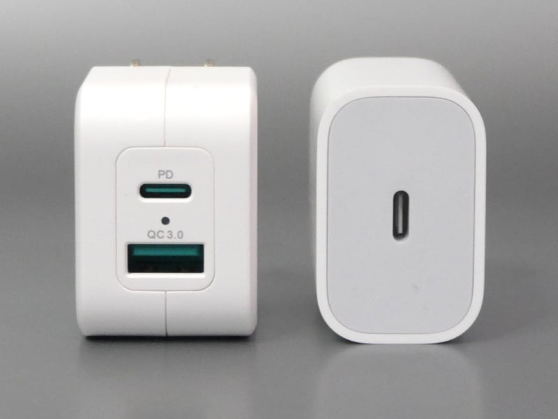 アップル純正の20Wアダプター（右）とのサイズ比較。ほぼ同等サイズだ