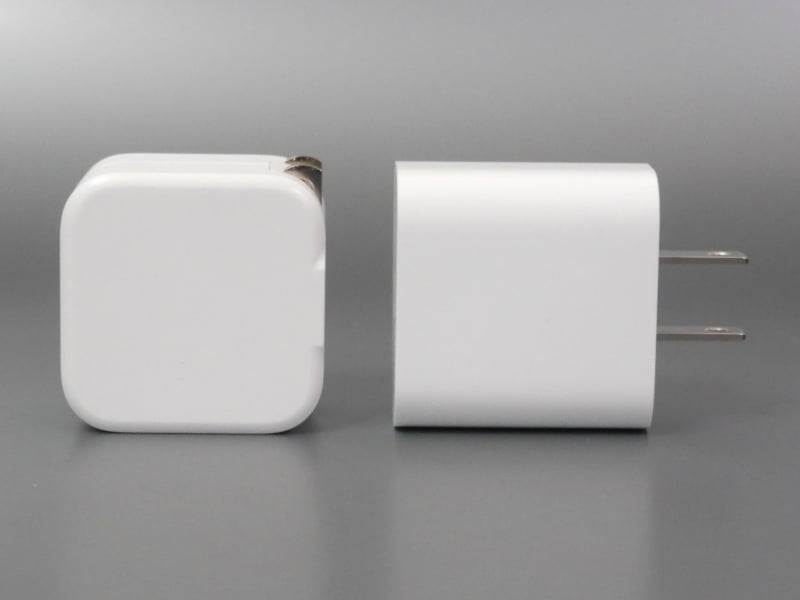 奥行きもほぼ同じだが、プラグを折り畳めるぶん本製品のほうがコンパクトだ