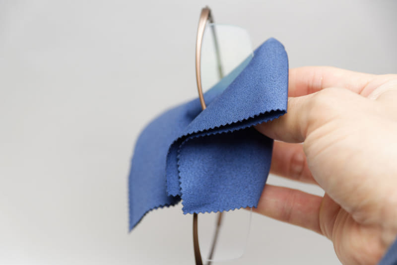 メガネレンズの両面を拭く