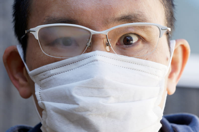 向かって右側のレンズにだけトレシーを施工してみたところ