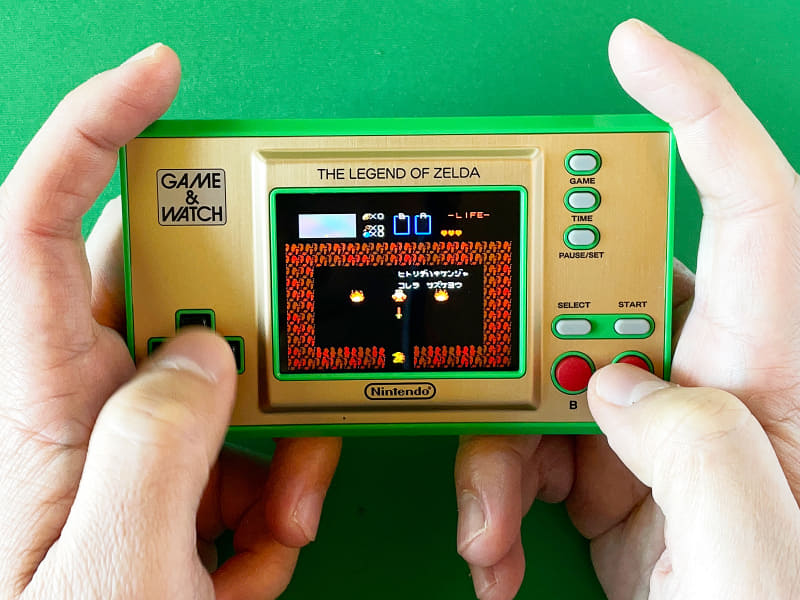 手のひらに収まるサイズで楽しく遊べます……が、わりと難易度が高いことには変わりありません。