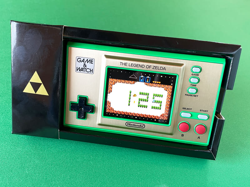 時計機能と、新たに搭載されたショートタイマー機能。内箱がスタンドになって飾りやすくなりました。十字キーとボタンで遊ぶこともできます。