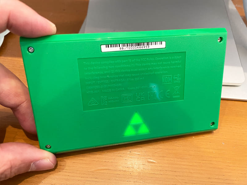 隠し（?）機能、本体の裏に浮かび上がるトライフォース。遊び心のある演出です。