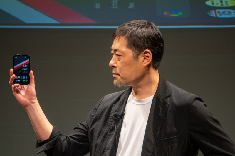 BALMUDA Phoneを手にするバルミューダの寺尾玄社長
