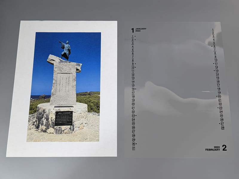 カレンダー（右）はA4の両端に印刷されている。絵柄はA4用紙の中央、横15×縦24cmに出力するとちょうどよい