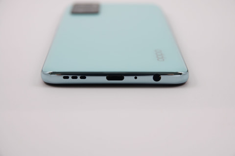 OPPO A55s 5G」3万円台で11月26日発売――大画面と軽さを両立させたSIM