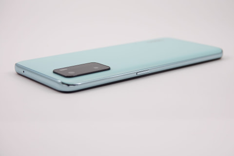 OPPO A55s 5G」3万円台で11月26日発売――大画面と軽さを両立させたSIM
