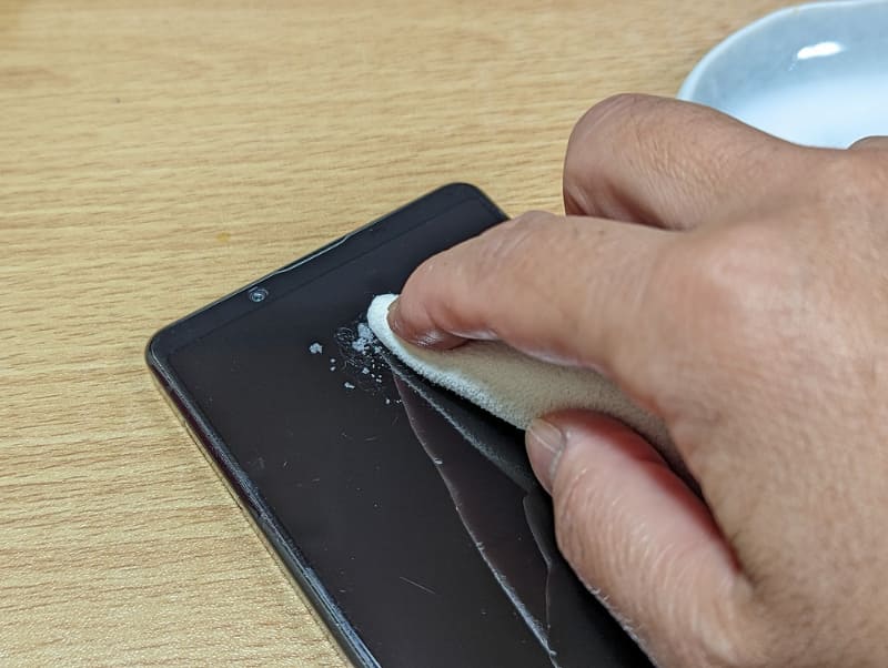 重曹のペーストでキズ部分を磨いてみると……（ちなみに最後は指で直接磨きました）