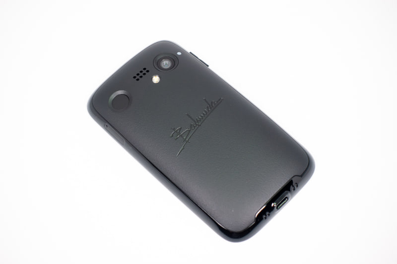 背面、アウトカメラと充電／通知LED、フラッシュLED、電源ボタン／指紋センサー