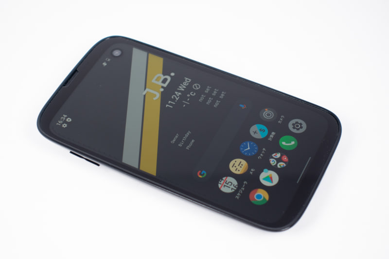 前面、4.9インチのディスプレイとインカメラ