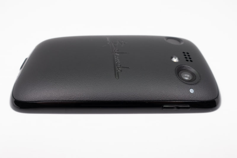 右側面、電源ボタンと音量ボタン