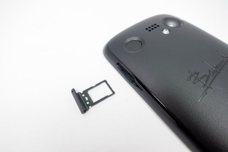 左側面、SIMカードトレイ