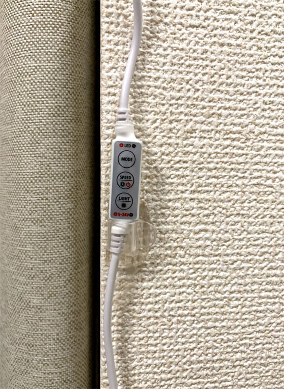 コントローラーはボタンが3つあり、上から点滅パターン選択、暗くする/長押しOFF、明るくする/長押しONだ。点滅パターン選択を押すとすごい勢いでLEDが点滅するので、押さないように工夫した方がいいかもしれない。OFFにしても設定した明るさは覚えていてくれるので安心だ