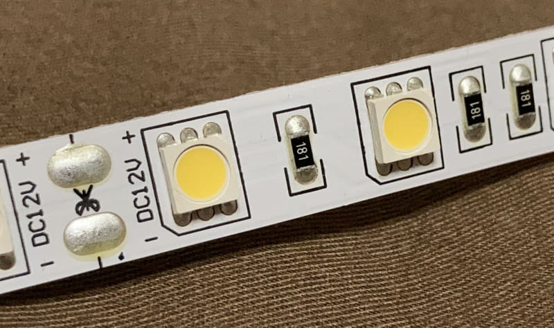 LEDテープの部分拡大。テープの幅は1cm、LEDの大きさが5mm×5mm