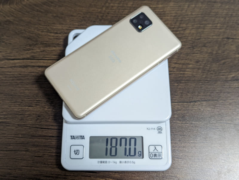 ガラスフィルムを貼ったので（sense5Gはカメラにもフィルム貼付済み）厳密には公平な比較ではないけれど、sense6の軽さはすごい